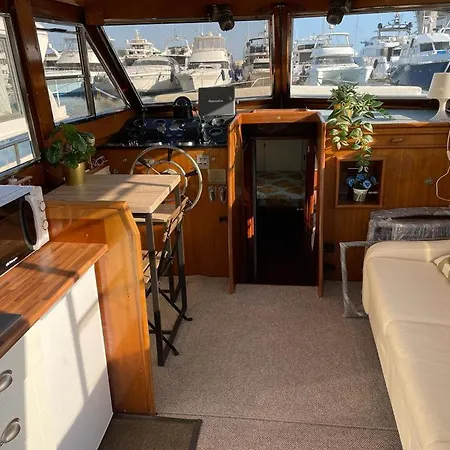 Botel Charming Boat House In Barcelona With Big Terrace And Solarium
