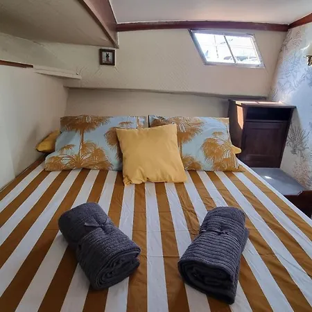 Charming Boat House In Barcelona With Big Terrace And Solarium サン・アドリア・デ・ベソス